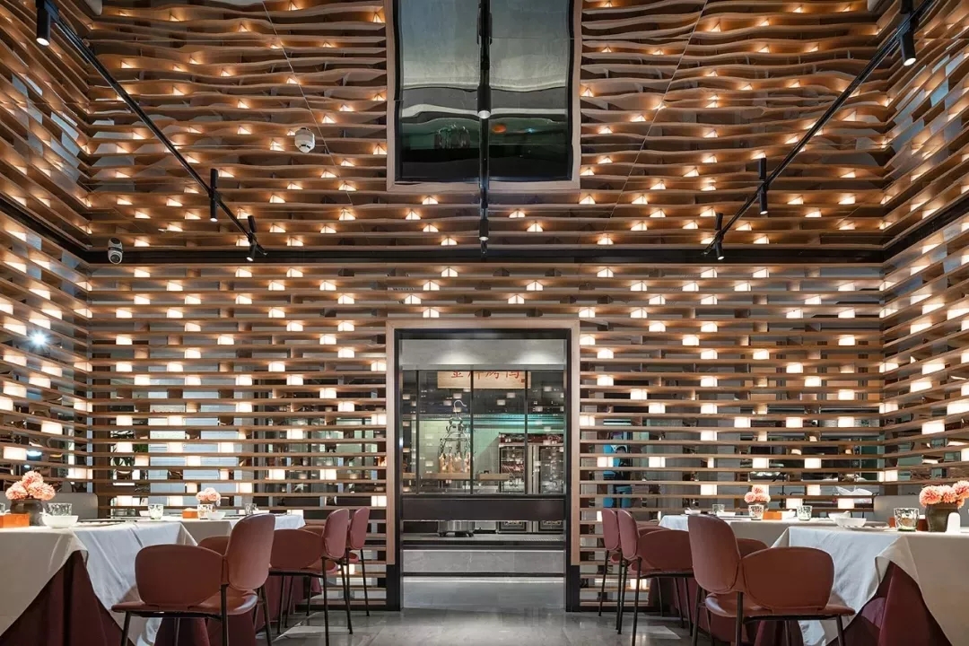 珠海大鸭梨烤鸭店以全新的餐饮空间设计，冲破品牌桎梏，重塑品牌形象